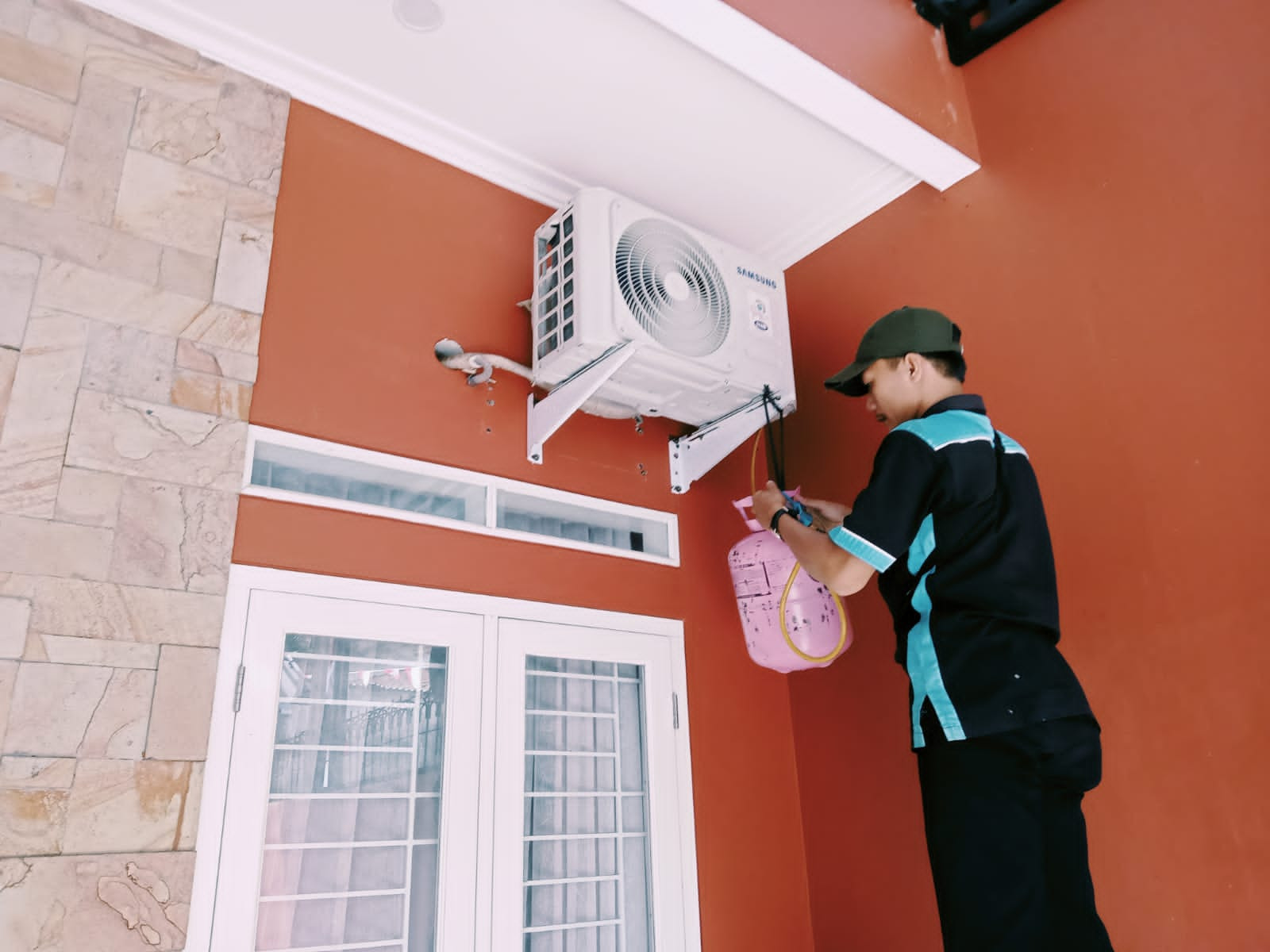 
	
	
	
		Bongkar Pasang AC Air Conditioner Panggilan
		
		 Hubungi 0823-1297-9522
		
	
	
	- Terpercaya dengan Tenaga Expert
	

